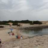 Passeggiando lungo la costa, rocciosa e frastagliata, il profumo di mirto e timo accompagna alla scoperta di graziose spiagette incastonate fra gli scogli
